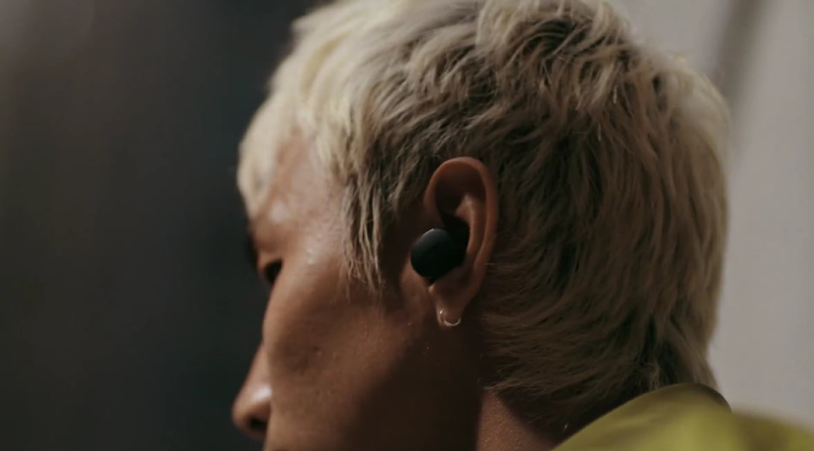 Un hombre usando los Bose Quietcomfort Earbuds.