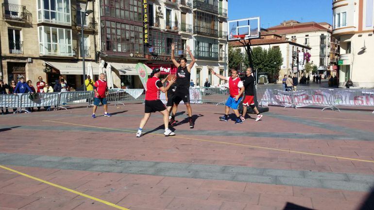 El Torneo 3x3 Joven In se celebró en la plaza Mariano Granados con 24 equipos.