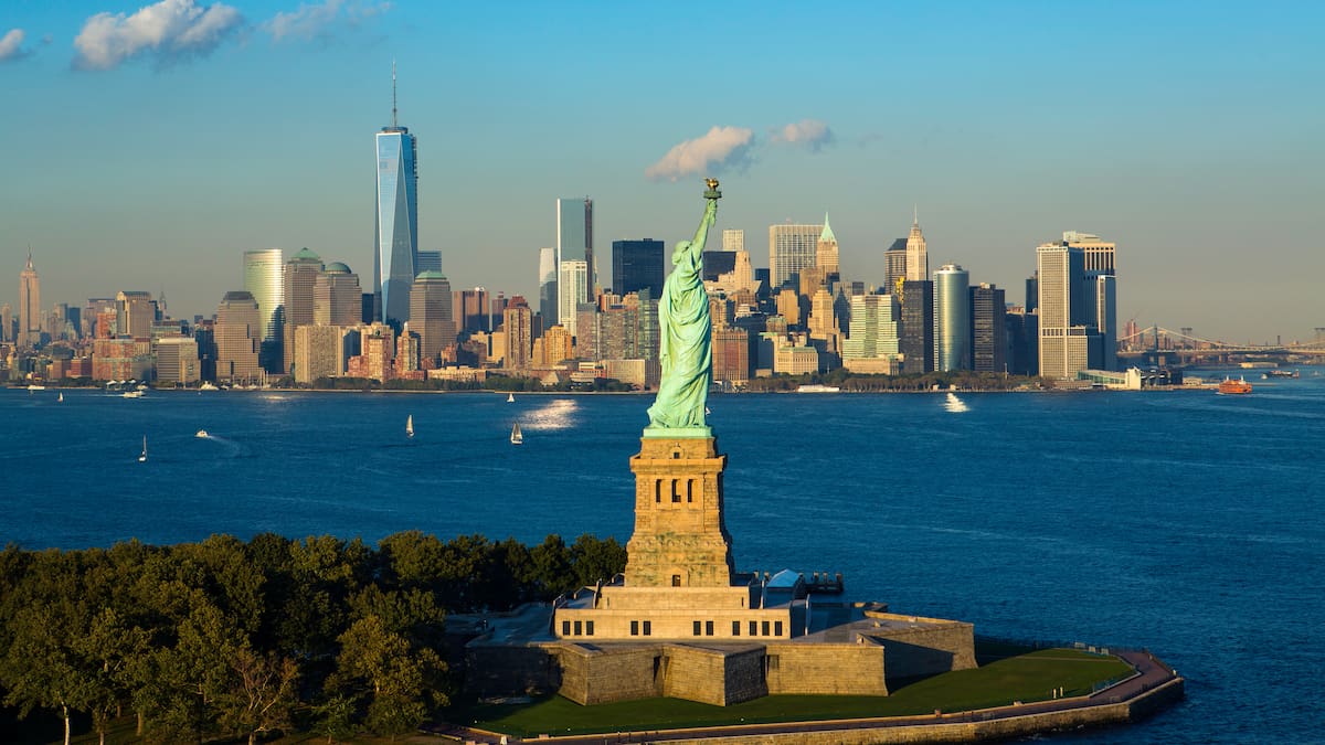 El día que Elvira Lindo y Antonio Muñoz Molina supieron que dejaban EEUU: "Coincidió con la primera victoria de Trump"