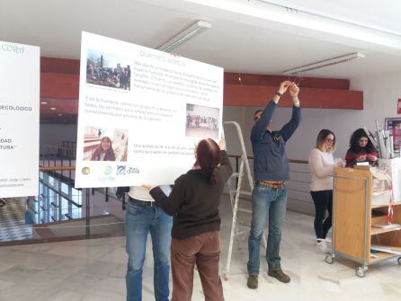 Momento de la instalacion de los paneles que integran la exposición