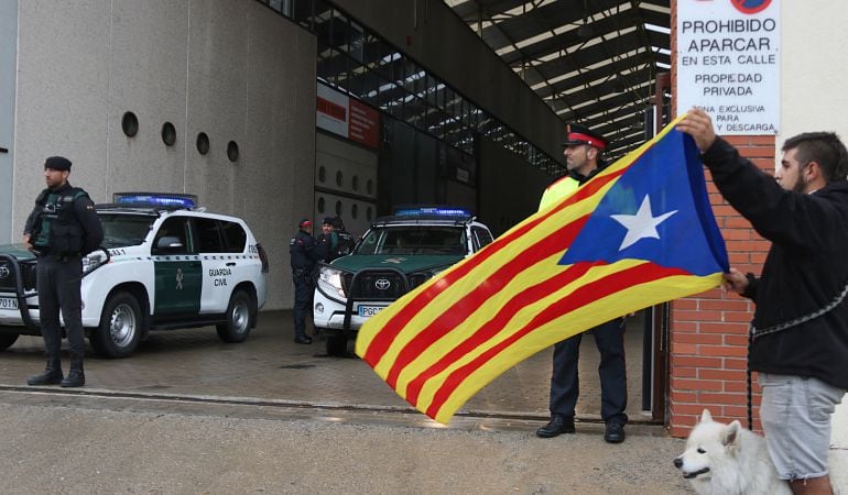 Mossos d&#039;Esquadra y la Guardia Civil entran en la imprenta Artyplan de Sant Feliu de Llobregat (Barcelona) en el marco de los registros que está realizando en busca de material relacionado con el referéndum del 1 de octubre, suspendido por el Tribunal Con