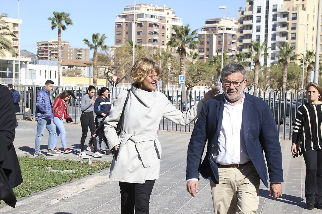 El ex concejal socialista, Toni Lorenzo, acude al Juzgado acompañado por la concejala de Compromís, Verònica Ruiz