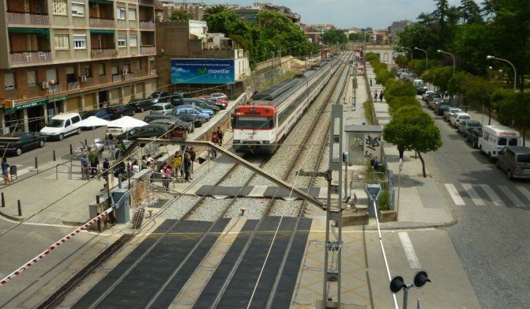 Un tren de rodalies al seu pas per Sant Feliu de Llobregat en direcció a Vilafranca del Penedès