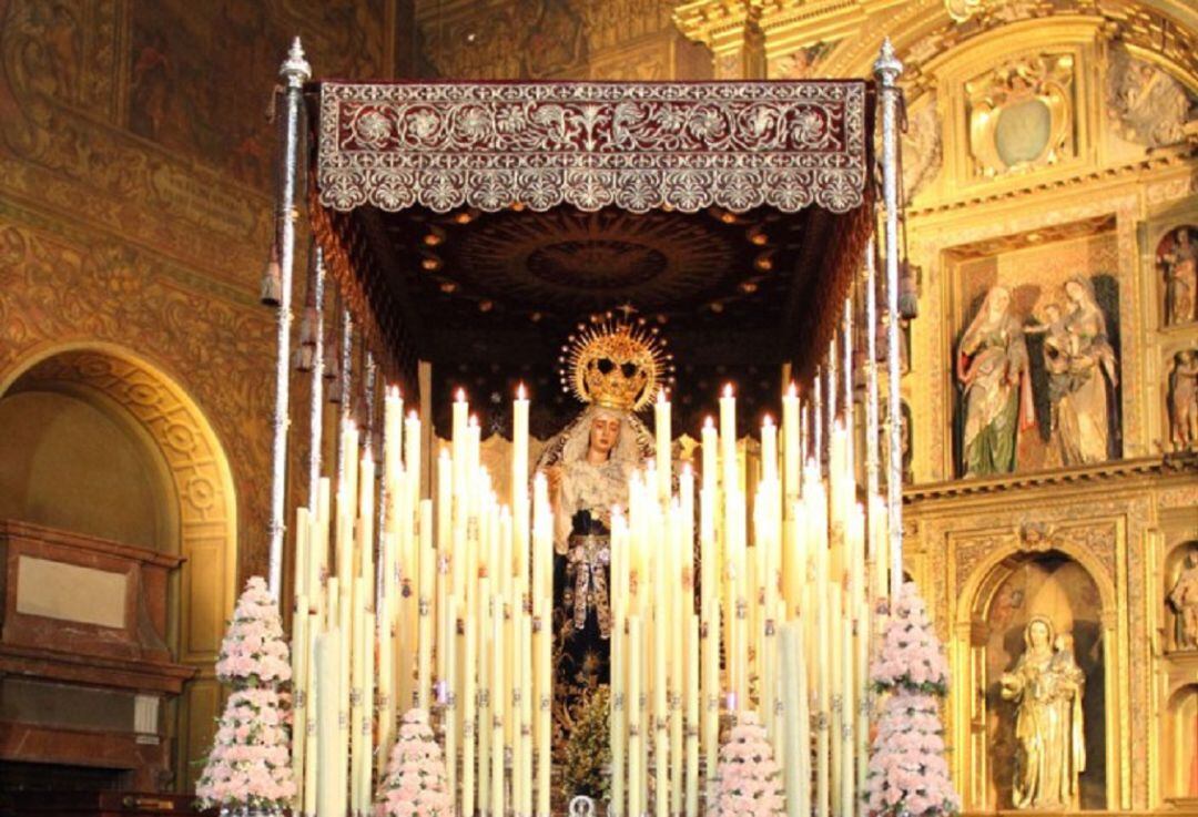 La Virgen del Valle bajo su palio del paso procesional en la tarde noche del Jueves Santo