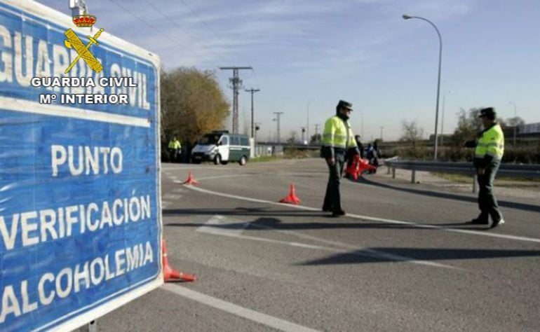 Agentes de la Guardia Civil en un control de alcohol y drogas