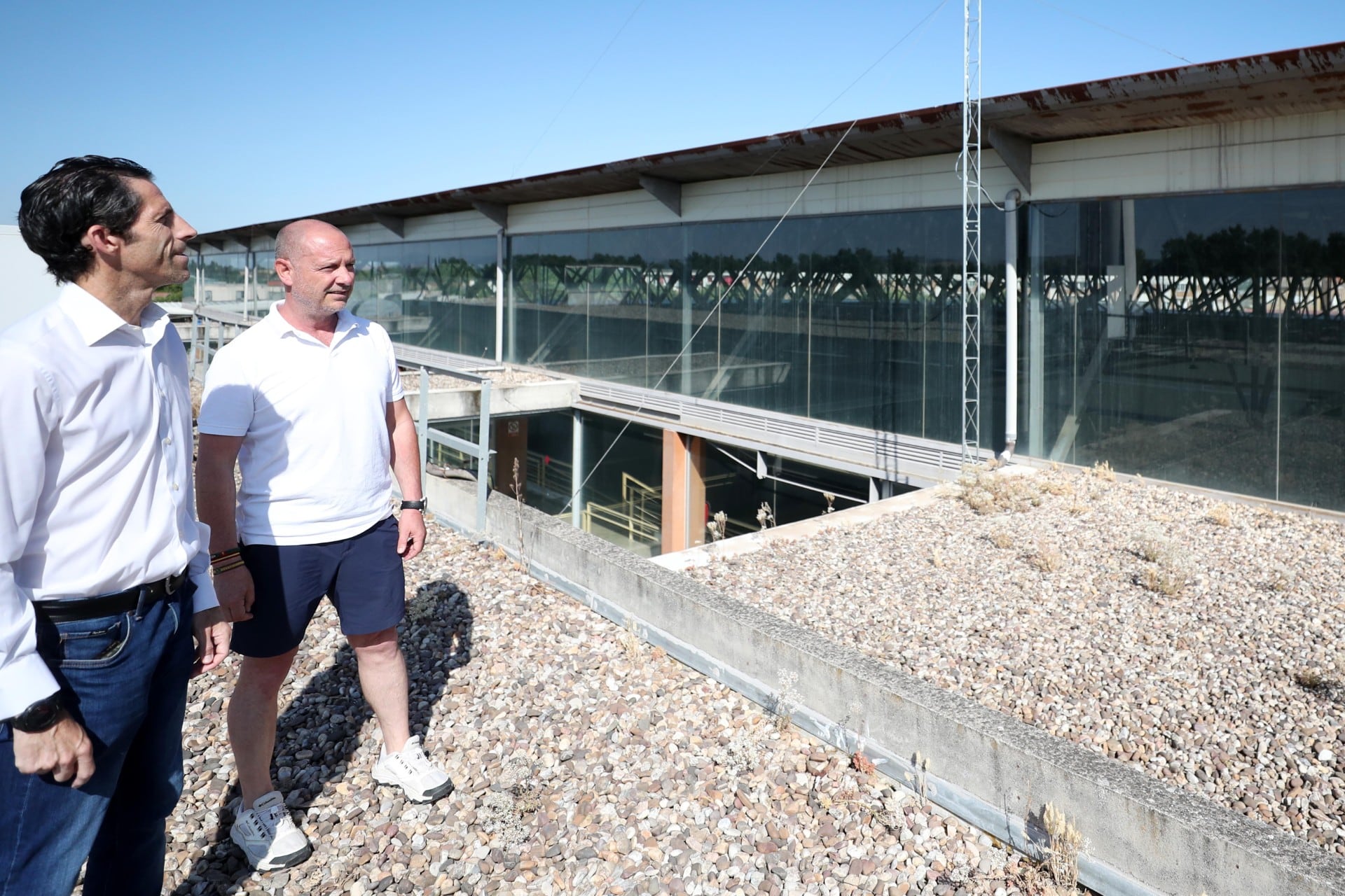 El concejal de Deportes de Talavera, Antonio Núñez, supervisa los trabajos de mejora que se están llevando a cabo en el polideportivo municipal José Ángel de Jesús Encinas (JAJE)