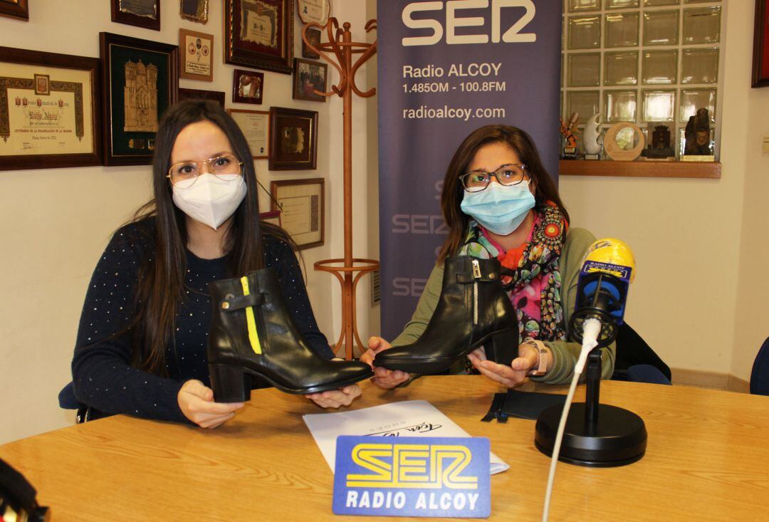 Cristina Fernández y Marisa Alemany sostienen dos modelos de zapatos Tom Bluck