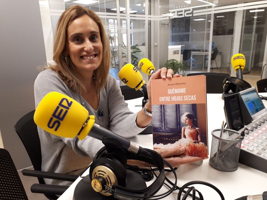 La periodista arandina Amaya Belacortu también ha presentado su novela a los oyentes de Radio Aranda Cadena SER