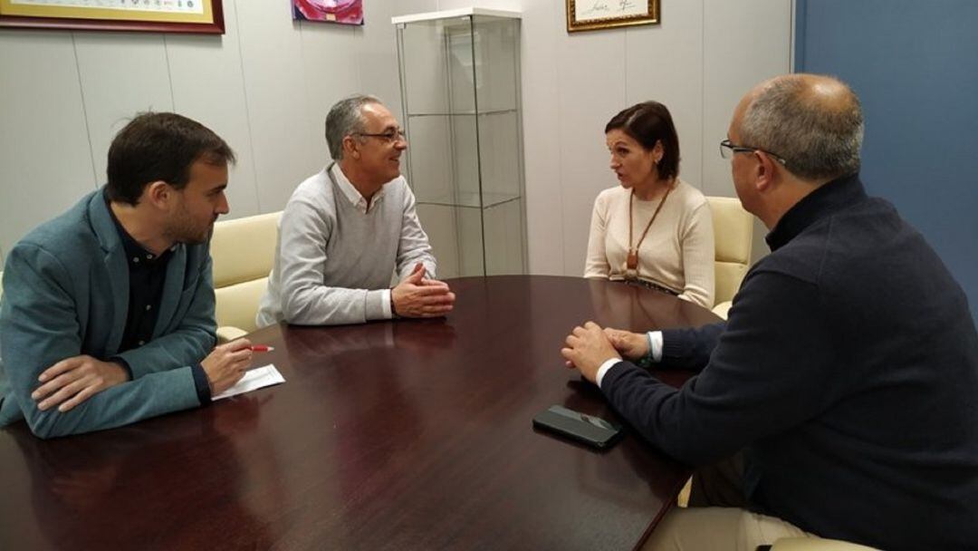 Dirigentes socialistas con la delegada del Rector, Inmaculada Santiago