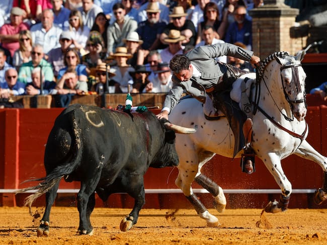 SEVILLA, 19/04/2026.- El rejoneador Andy Cartagena en su faena al primero de su lote durante la corrida de rejones que se celebra este domingo en la plaza de toros de La Maestranza, en Sevilla. EFE / Julio Muñoz.