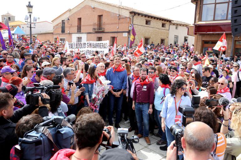 Pedro Sánchez y los dirigentes del PSOE a la entrada de la Plaza Mayor de Villalar de los Comuneros