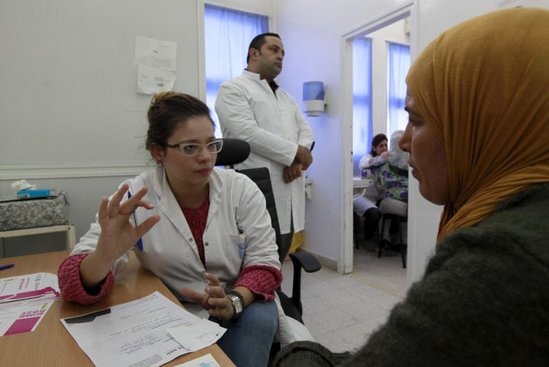 Consulta en un hospital de Túnez. Una de cada diez personas en el mundo sufre un déficit de vitamina D. 