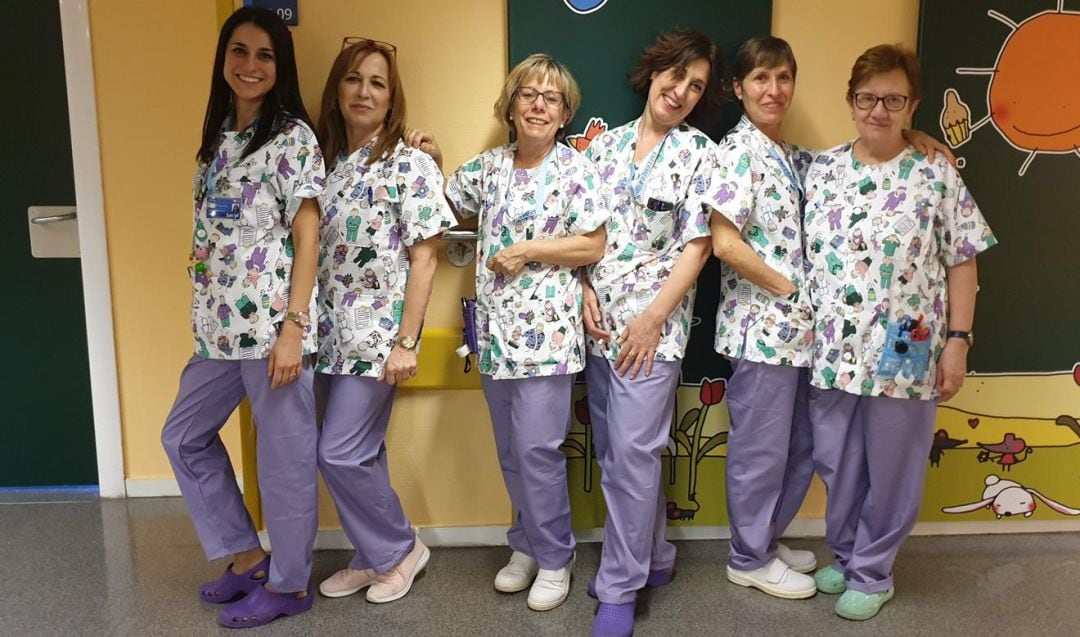 Los nuevos uniformes para la planta de pediatría destacan por sus dibujos y colores