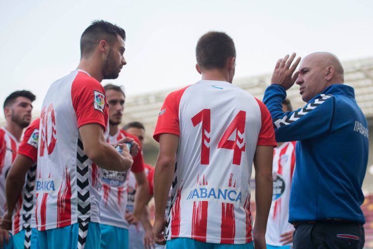 Luis César da instrucciones a los jugadores