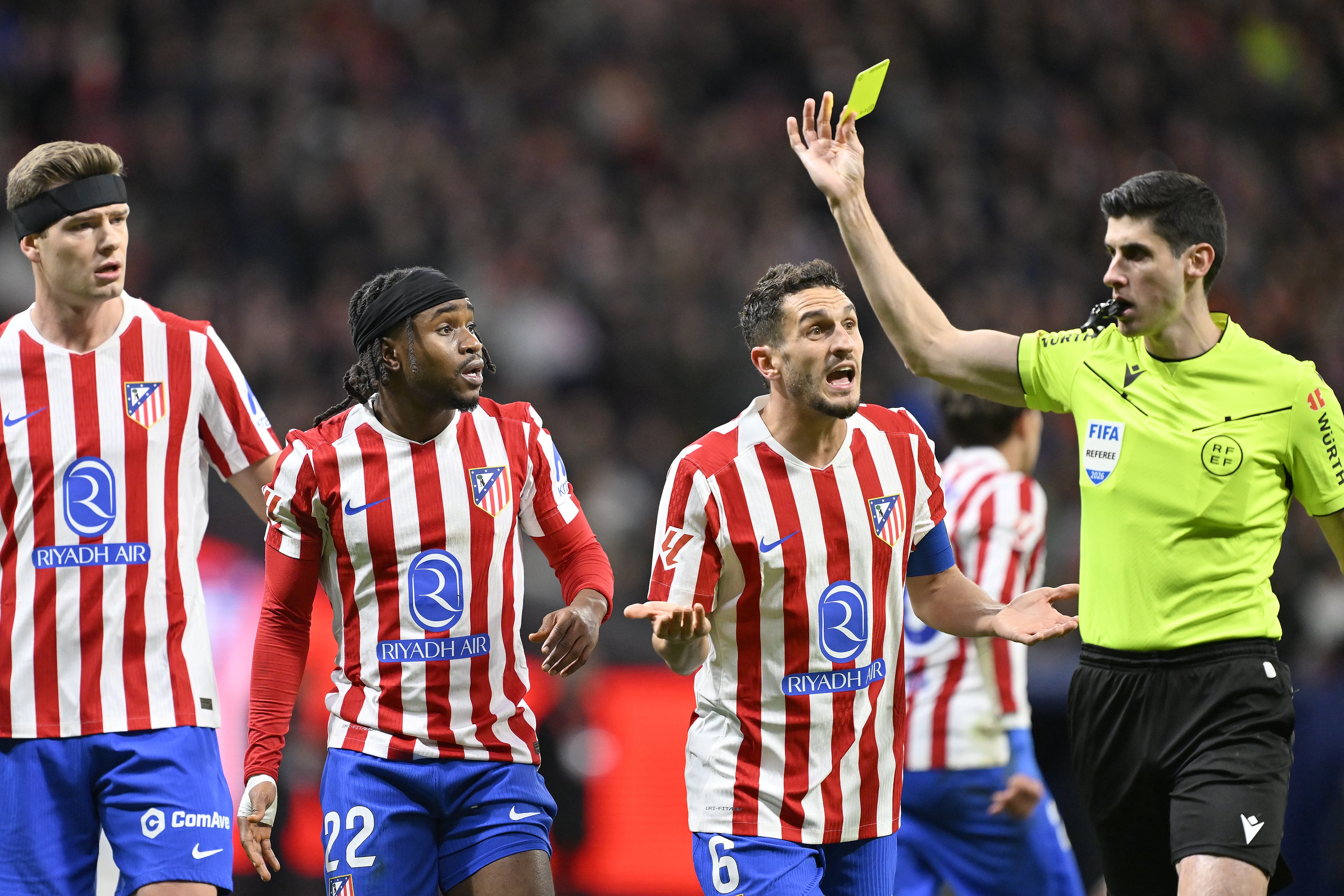 Mateo Busquets Ferrer enseñando una tarjeta amarilla