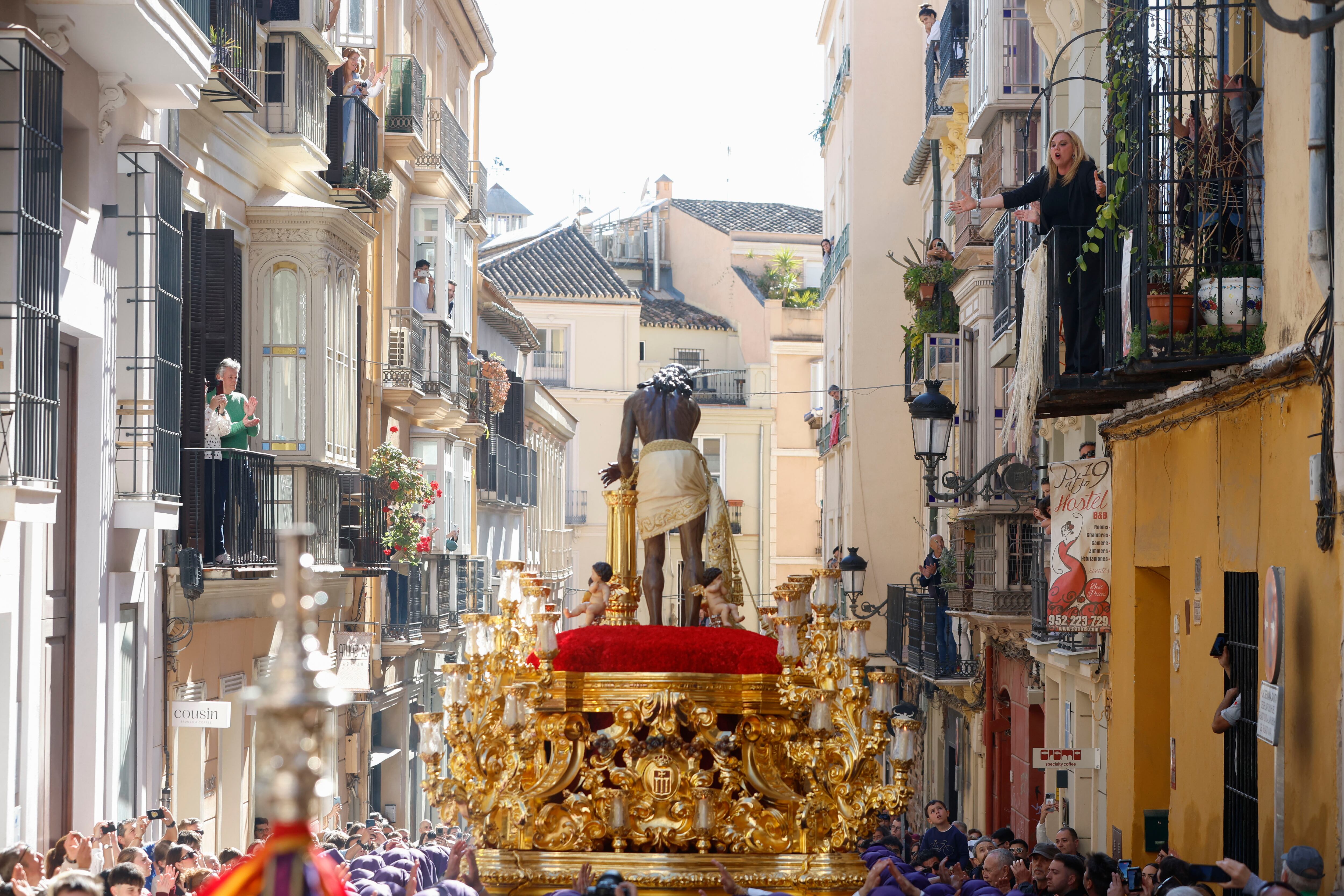 Una mujer canta una saeta al Cristo de los Gitanos durante la procesión del Lunes Santo en Málaga. EFE/ Jorge Zapata