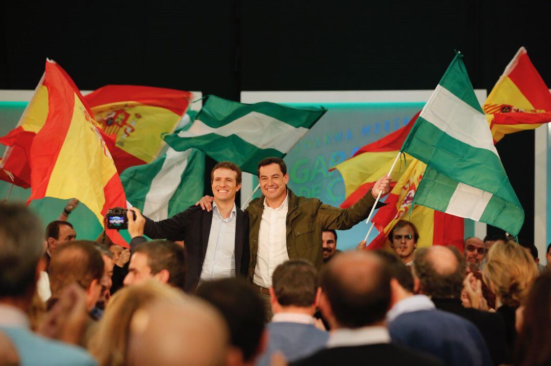 Pablo Casado y Juanma Moreno, en Algeciras (Cádiz)