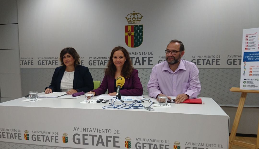 Sara Hernández en rueda de prensa presentando las inversiones