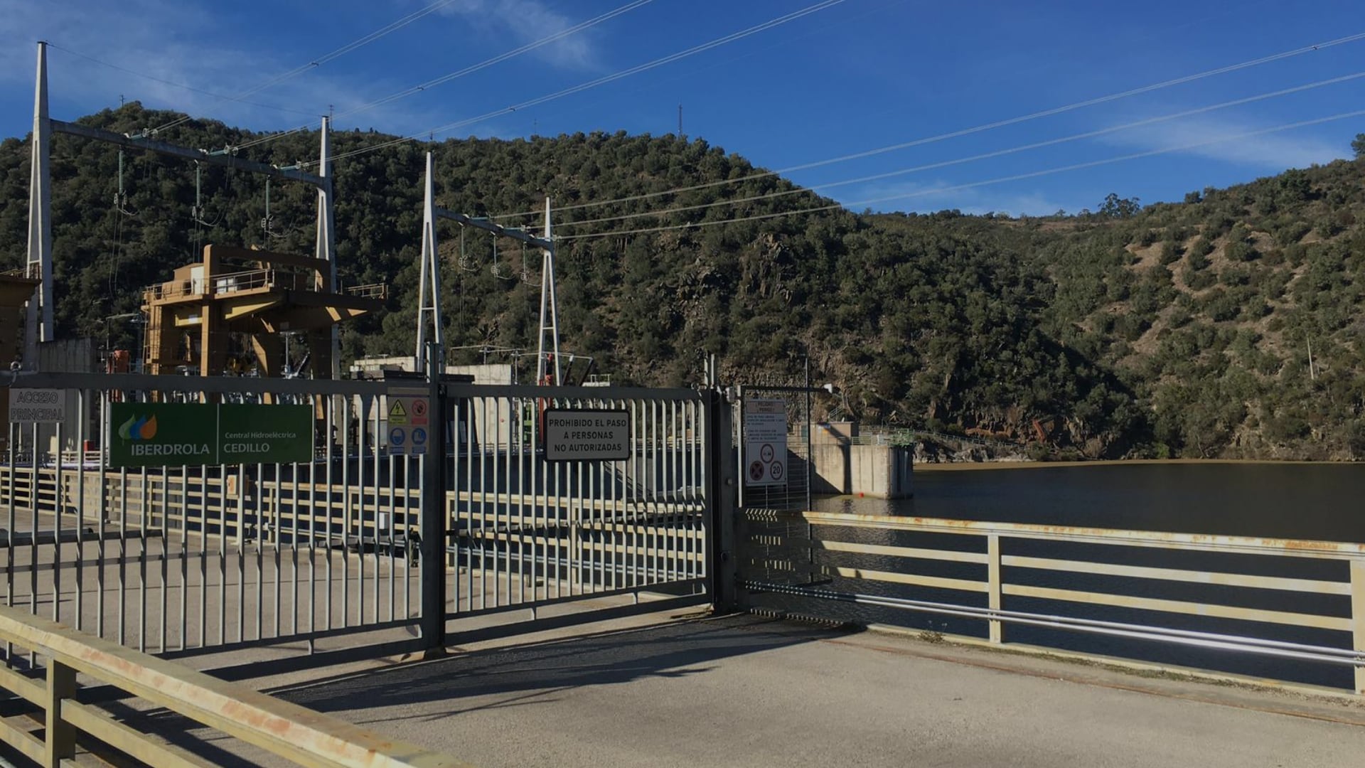 Barrera de acceso a la presa de Cedillo, gestionada por Iberdrola, cerrada desde el lado español.