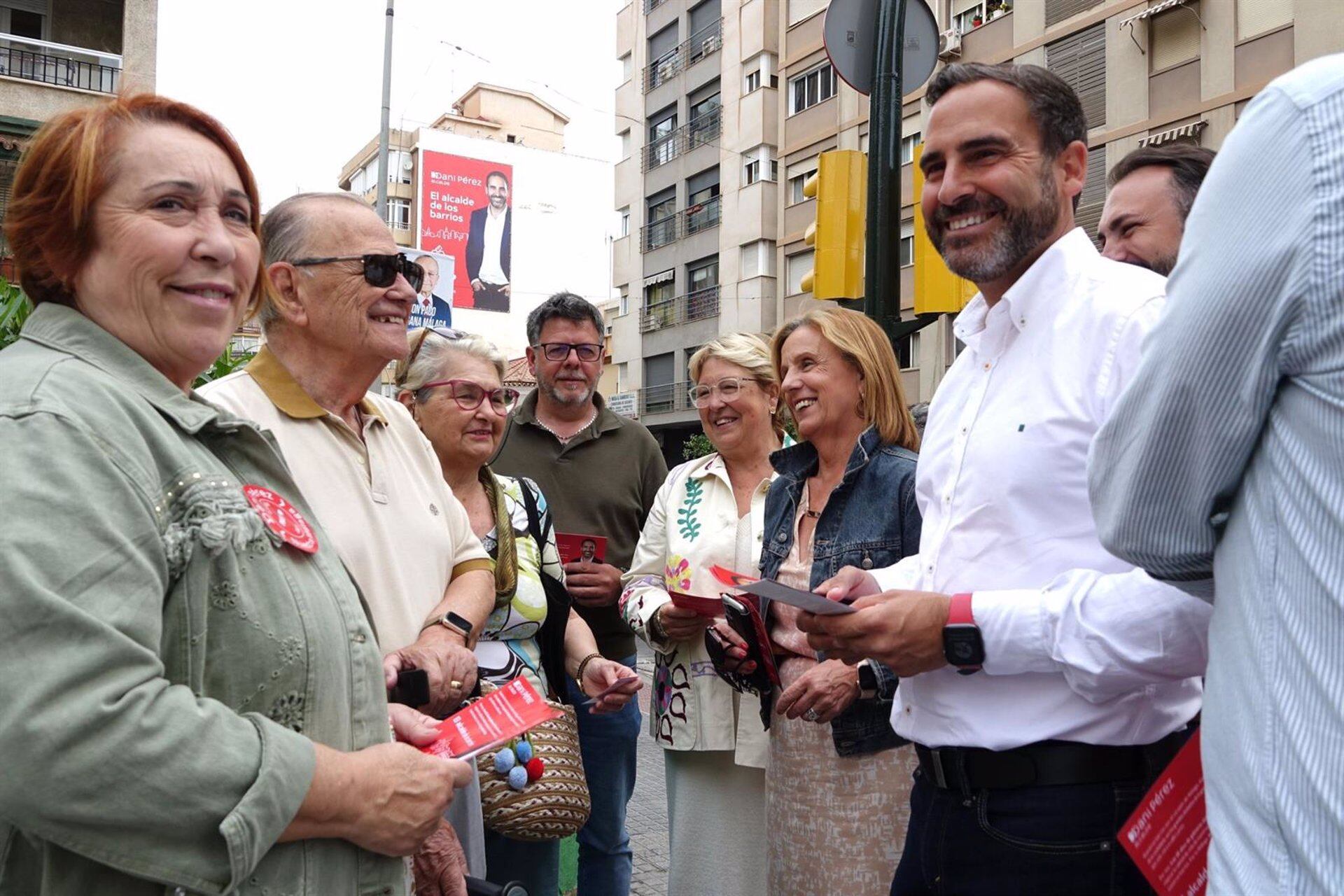 El candidato del PSOE a la Alcaldía de la capital malagueña, Daniel Pérez, en el barrio de Bailén-Miraflores.