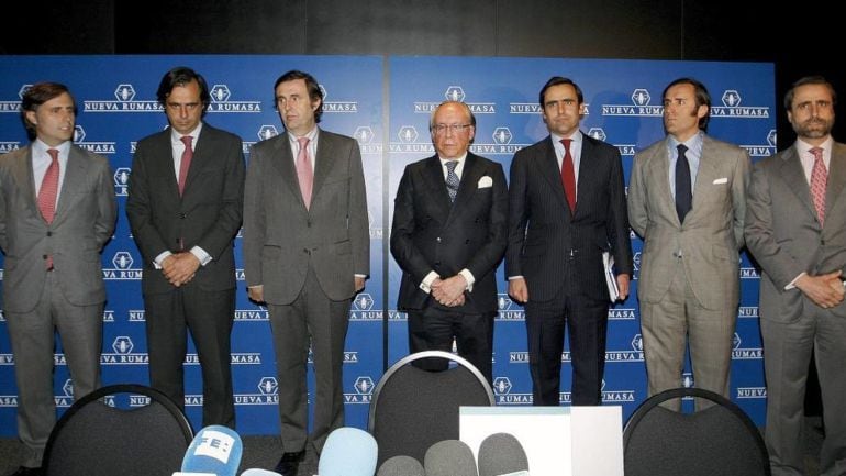Ruiz Mateos con sus hijos durante la rueda de prensa en la que explicó los problemas de Nueva Rumasa en 2011
