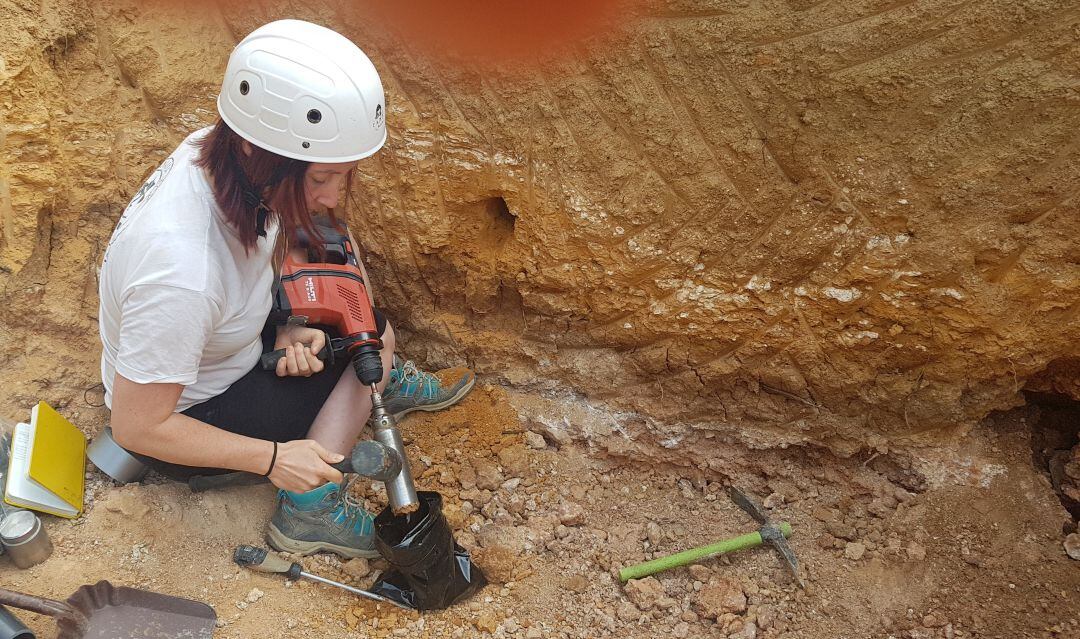 Davinia Moreno tomando muestras en Gran Dolina (Atapuerca)