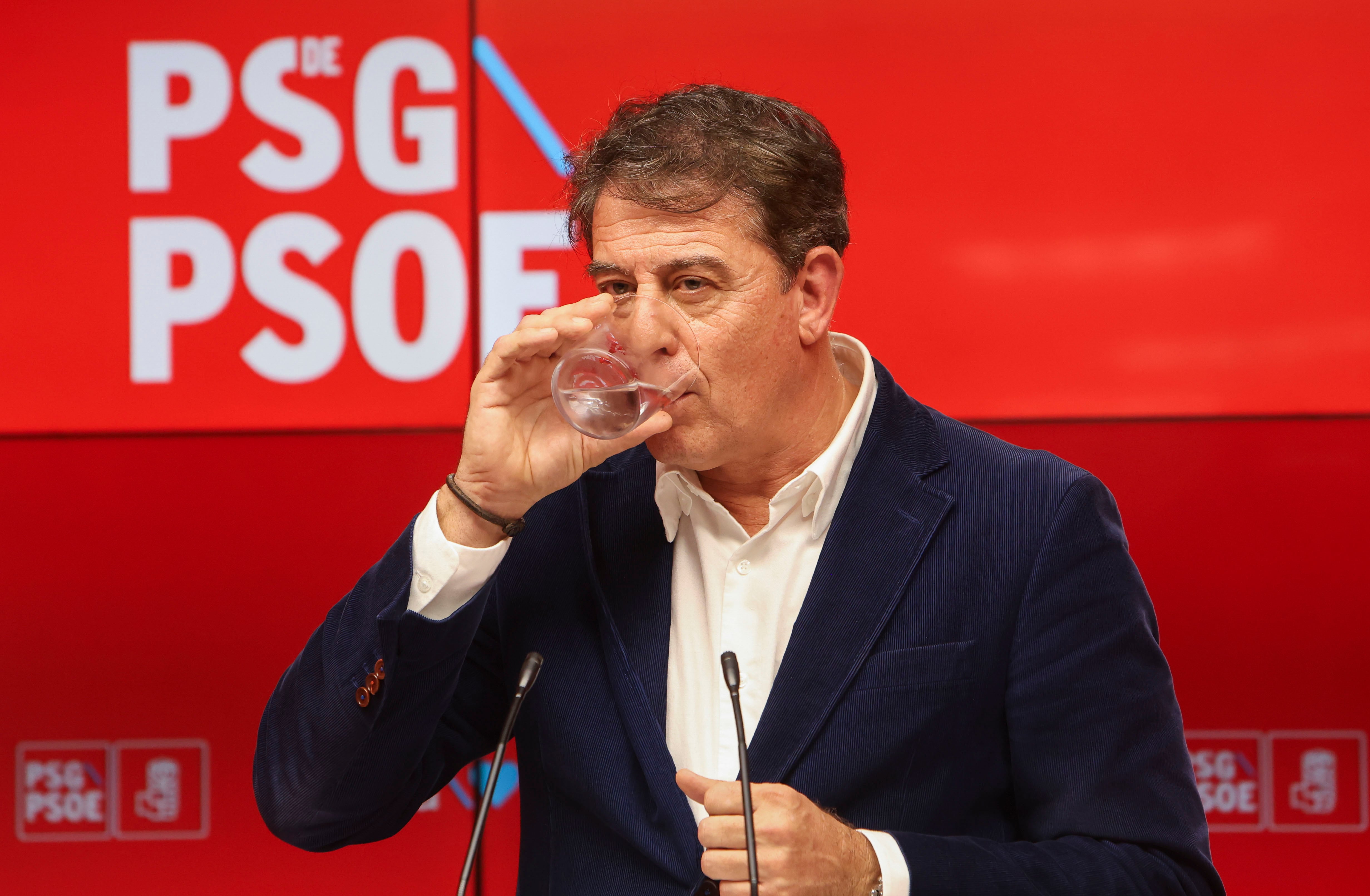 SANTIAGO DE COMPOSTELA, 12/12/2025.- El secretario general del PSdeG, José Ramón Gómez Besteiro, ha admitido este viernes en rueda de prensa que conoció en el mes de octubre el supuesto caso de acoso del que se acusa al expresidente de la Diputación de Lugo, José Tomé, por lo que le pidió explicaciones, pero el lo negó. EFE/ Xoán Rey.