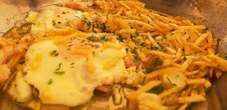Gambas al ajillo con huevos y patatas pajas