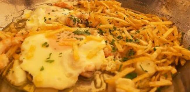 Gambas al ajillo con huevos y patatas pajas