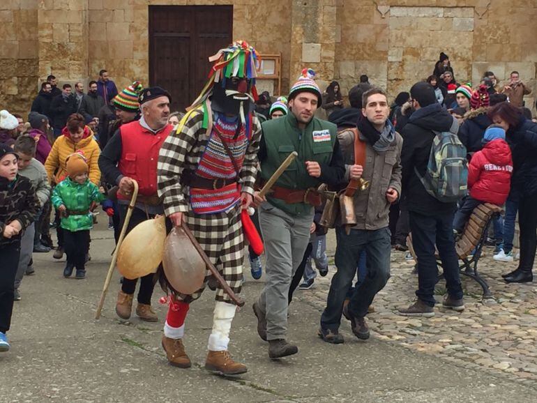 El Zangarrón de este año recorriendo las calles de Sanzoles