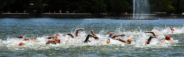 Los triatletas nadando en el lago de la Casa de Campo