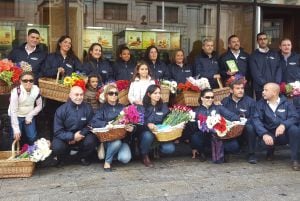 Algunos de los empleados de la empresa funeraria, en la Gran Vía, sosteniendo los cestos de flores.