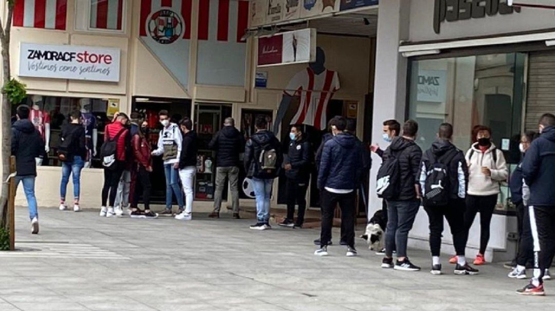 Cola de aficionados rojiblancos que irán a Almendralejo