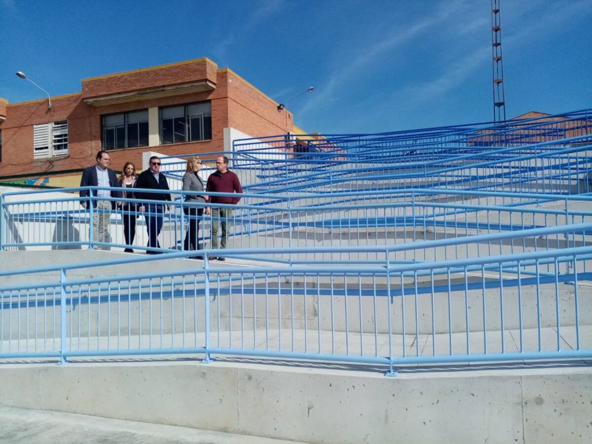 La kilométrica rampa de un colegio que se convierte viral en las redes sociales