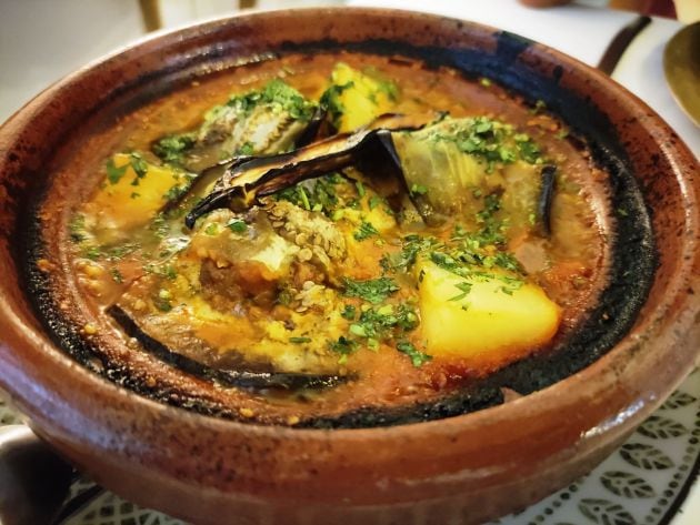 Pastel de berenjena relleno de verdura, kefta y salsa de tomate