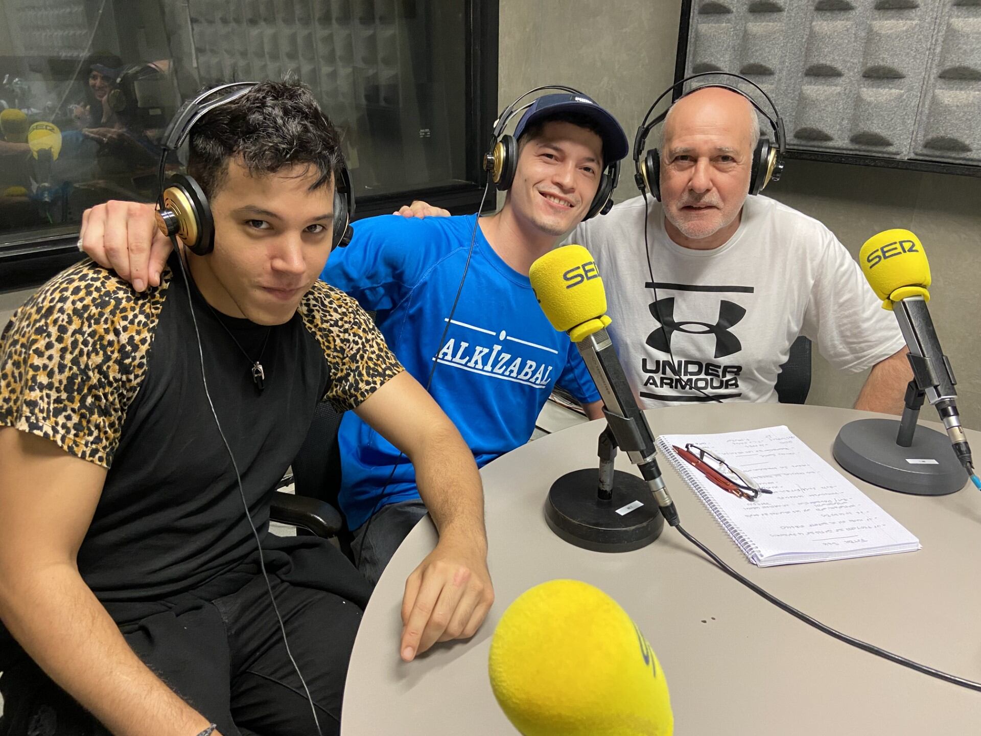 De izquierda a derecha: Badr, Leo y Aitor en Radio Eibar