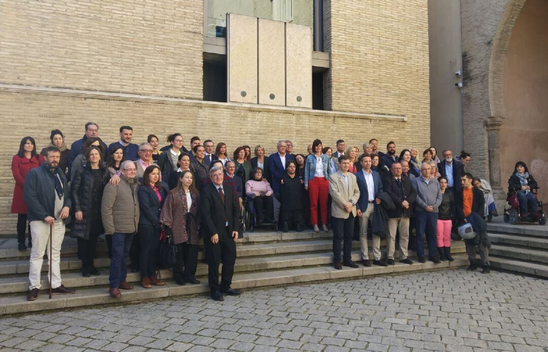 Colectivos de la discapacidad, en las Cortes de Aragón, junto a diputados, tras la aprobación de la ley