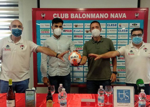 Directovos y cuerpo técnico en el acto de presentación del nuevo entrenador navero