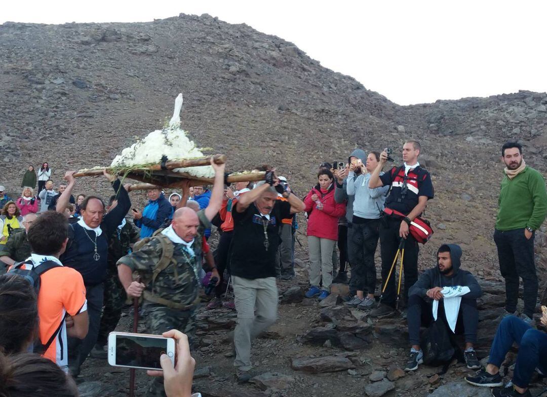 Romería de la Virgen de las Nieves desde Pradollano (estación de esquí de Sierra Nevada) hasta los Tajos de la Virgen