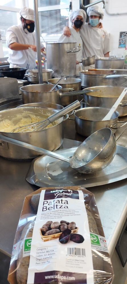 Imagen de la cocina de la escuela de Gamarra con un lote de patata beltza en primer término