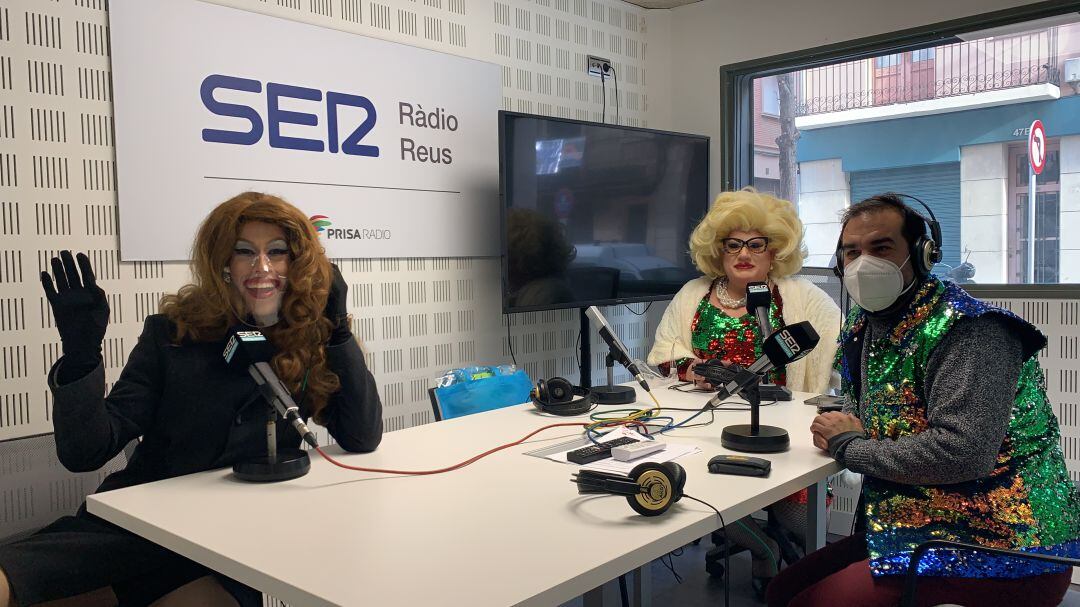 D'esquerra a dreta: Lady Savannah, La Mega Pubilla i Màgic Manu als estudis de Ràdio Reus.