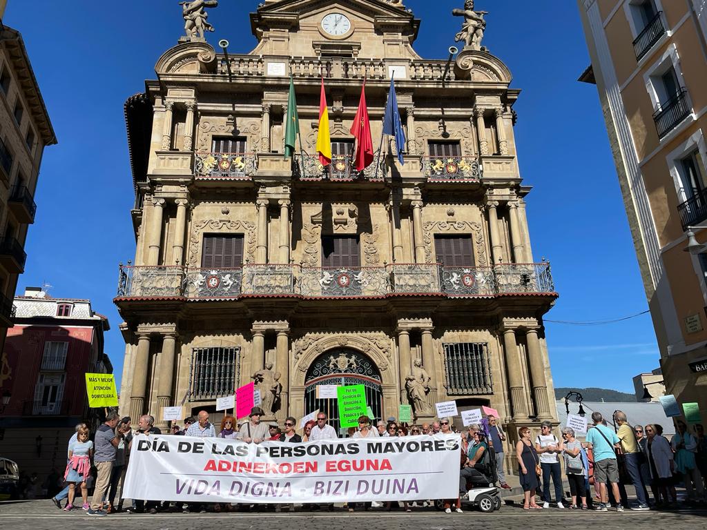 Concentración de la agrupación Mayores Frente a la Crisis en Pamplona con motivo del Día Internacional de las Personas Mayores