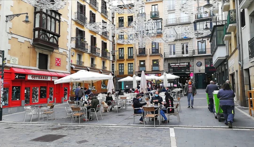 Personas sentadas en una terraza en la plaza Consistorial de Pamplona en el día en que se han reabierto las terrazas de la hostelería