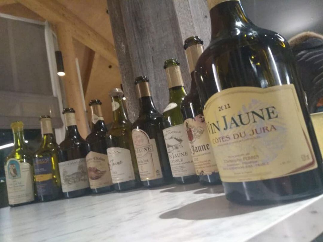 Una decena de botellas de Vin Jaune pertenecientes a diferentes bodegas del Jura