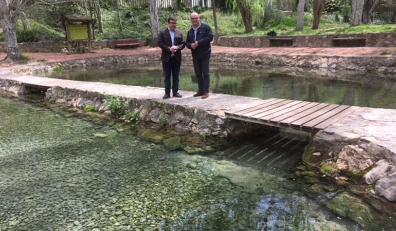 Cristóbal Rodríguez (izq.), alcalde de Castillo de Locubín, junto al diputado de Promoción y Turismo, Manuel Fernández