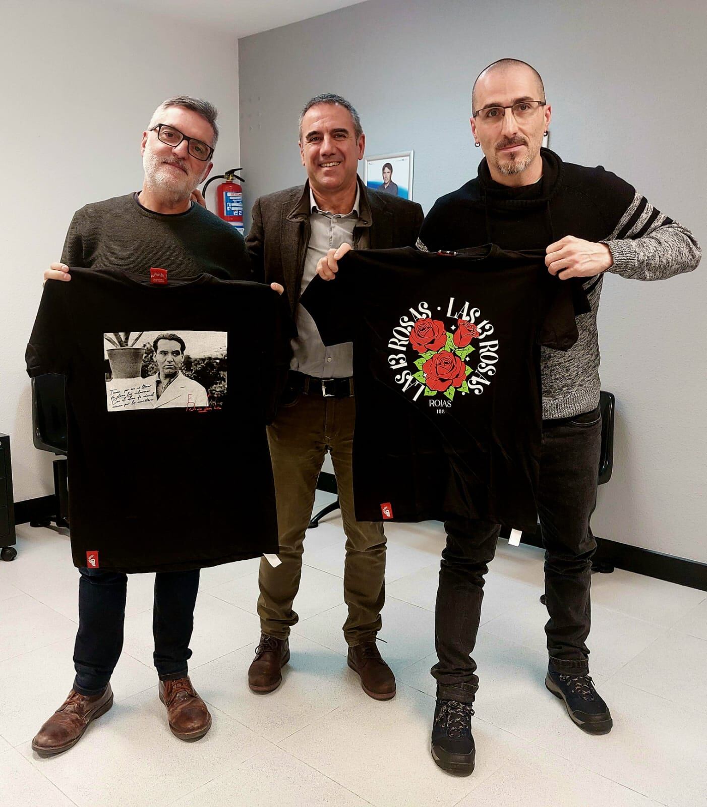 Fotografía con las camisetas de Federico García Lorca y Las Trece Rosas