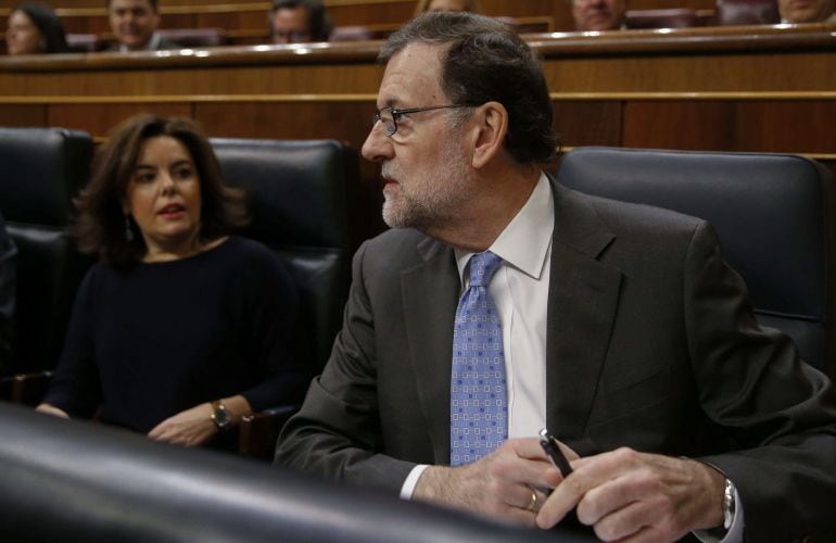 El presidente del Gobierno, Mariano Rajoy, junto a la vicepresidenta, Soraya Sáenz de Santamaría.