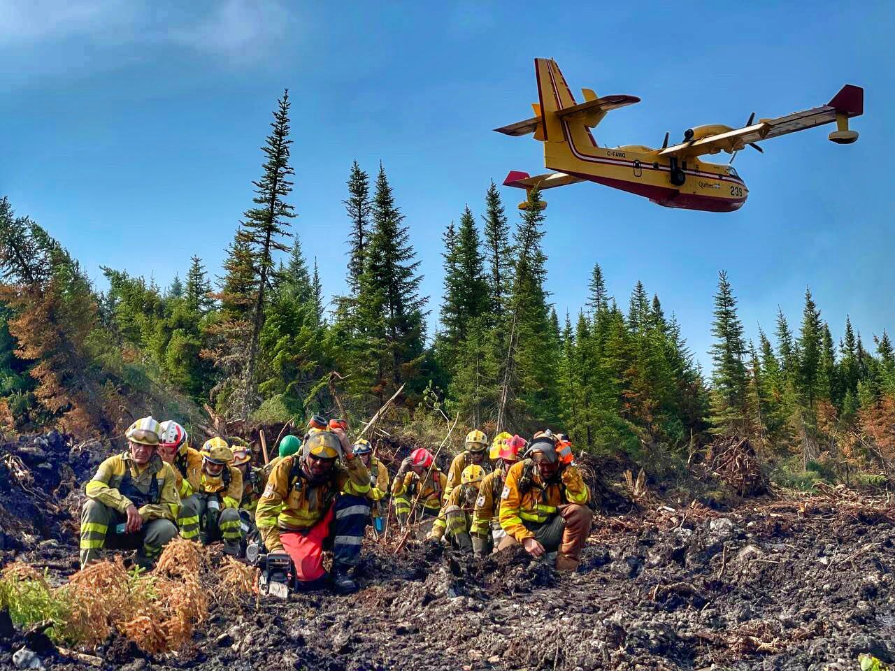 Bomberos murcianos luchando contra los incendios forestales en Canadá