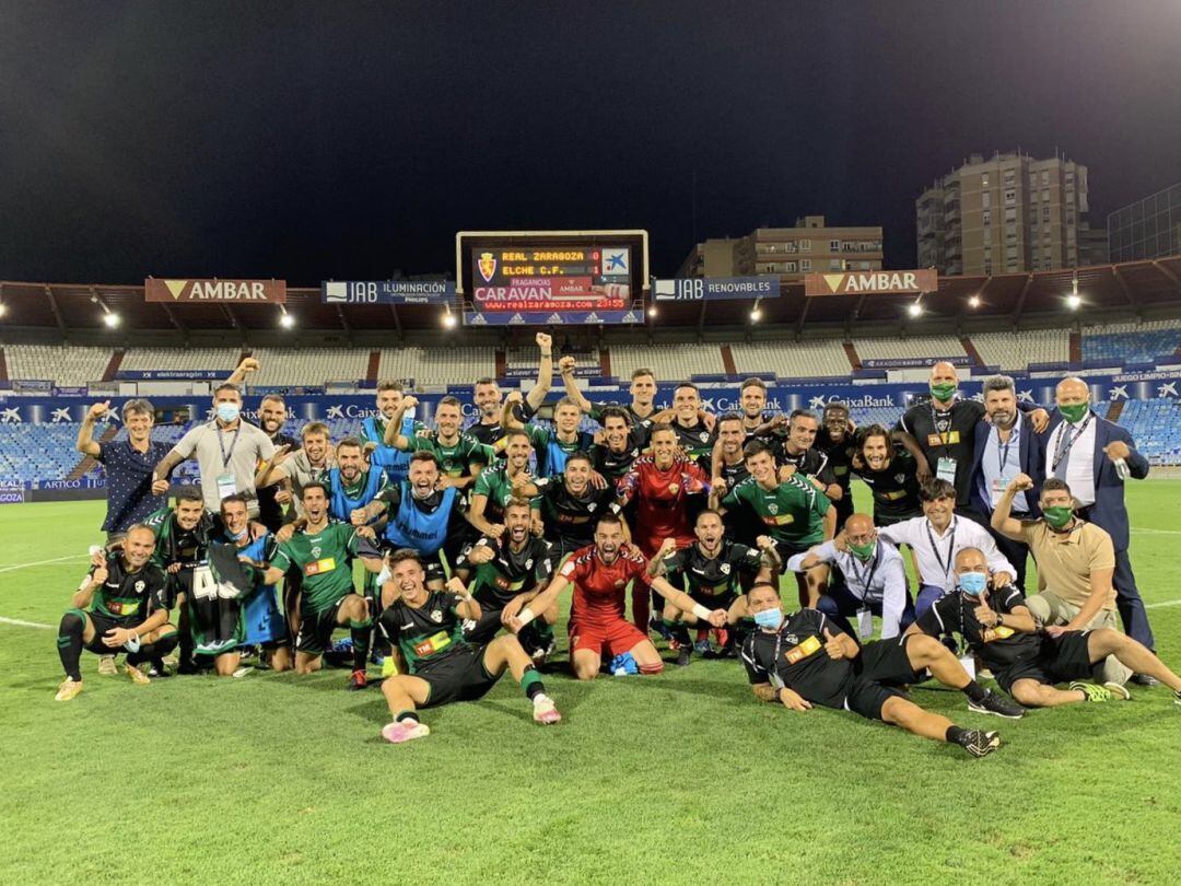 Todo el equipo del Elche CF celebra la victoria en Zaragoza