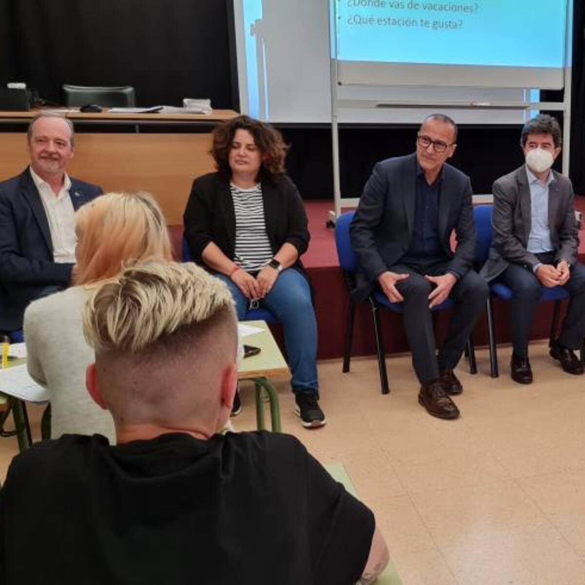 Hasta 36 refugiados de Ucrania aprenden español en la escuela de adultos Miguel Hernández